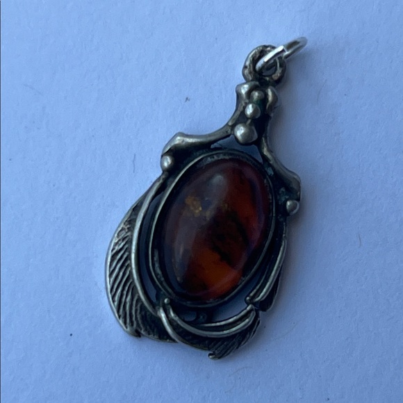 Elegant Sterling Silver and Amber Pendant - Picture 4 of 6